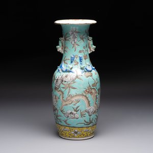 A Chinese famille rose yellow-ground covered bowl, a famille rose vase and a turquoise-ground vase, 19th C. — photo 14
