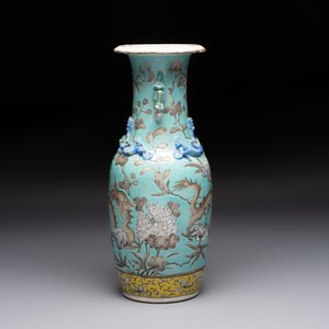 A Chinese famille rose yellow-ground covered bowl, a famille rose vase and a turquoise-ground vase, 19th C. — photo 15