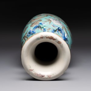 A Chinese famille rose yellow-ground covered bowl, a famille rose vase and a turquoise-ground vase, 19th C. — photo 16