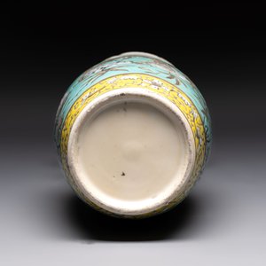 A Chinese famille rose yellow-ground covered bowl, a famille rose vase and a turquoise-ground vase, 19th C. — photo 17