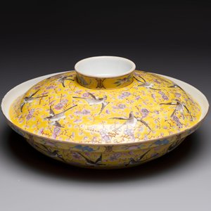 A Chinese famille rose yellow-ground covered bowl, a famille rose vase and a turquoise-ground vase, 19th C. — photo 2