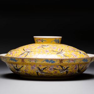 A Chinese famille rose yellow-ground covered bowl, a famille rose vase and a turquoise-ground vase, 19th C. — photo 5