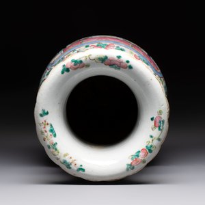 A Chinese famille rose yellow-ground covered bowl, a famille rose vase and a turquoise-ground vase, 19th C. — photo 10