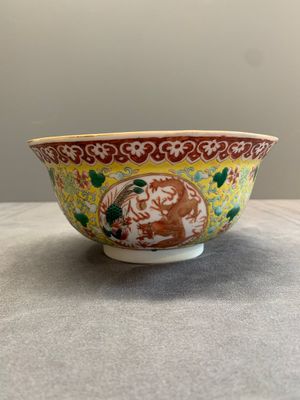 A Chinese famille rose yellow-ground 'dragon and phoenix' bowl, artemisia leaf mark, Guangxu — photo 3