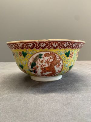 A Chinese famille rose yellow-ground 'dragon and phoenix' bowl, artemisia leaf mark, Guangxu — photo 4