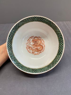 A Chinese famille rose yellow-ground 'dragon and phoenix' bowl, artemisia leaf mark, Guangxu — photo 5