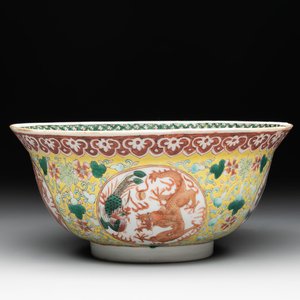 A Chinese famille rose yellow-ground 'dragon and phoenix' bowl, artemisia leaf mark, Guangxu — photo 1