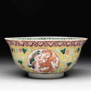A Chinese famille rose yellow-ground 'dragon and phoenix' bowl, artemisia leaf mark, Guangxu — photo 2