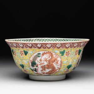 A Chinese famille rose yellow-ground 'dragon and phoenix' bowl, artemisia leaf mark, Guangxu — photo 3