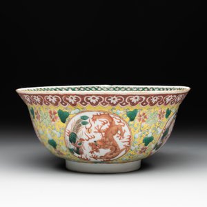 A Chinese famille rose yellow-ground 'dragon and phoenix' bowl, artemisia leaf mark, Guangxu — photo 4