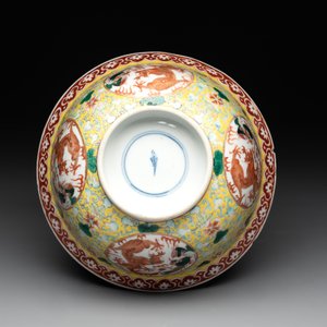 A Chinese famille rose yellow-ground 'dragon and phoenix' bowl, artemisia leaf mark, Guangxu — photo 6