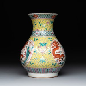 A Chinese famille rose yellow-ground 'dragon and phoenix' vase and a fitted box, Qianlong mark, Republic — 照片 3