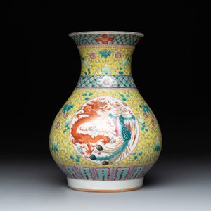 A Chinese famille rose yellow-ground 'dragon and phoenix' vase and a fitted box, Qianlong mark, Republic — 照片 4
