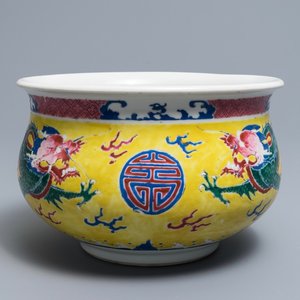 A Chinese famille rose yellow-ground 'dragon' censer, Yongzheng — 照片 1
