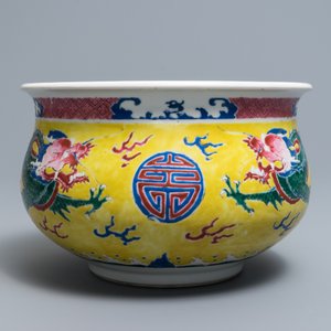 A Chinese famille rose yellow-ground 'dragon' censer, Yongzheng — 照片 2