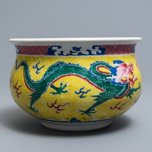A Chinese famille rose yellow-ground 'dragon' censer, Yongzheng — 照片 3