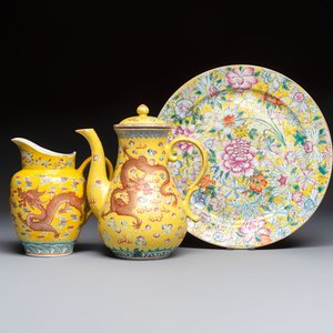 A Chinese famille rose yellow-ground 'Dragon' covered teapot, a milk jug and a 'Millefleurs' plate, Qianlong marks, Republic — 照片 1