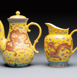 A Chinese famille rose yellow-ground 'Dragon' covered teapot, a milk jug and a 'Millefleurs' plate, Qianlong marks, Republic — 照片 2