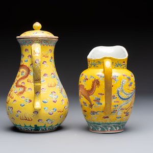 A Chinese famille rose yellow-ground 'Dragon' covered teapot, a milk jug and a 'Millefleurs' plate, Qianlong marks, Republic — 照片 3
