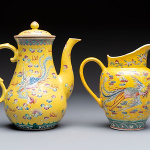 A Chinese famille rose yellow-ground 'Dragon' covered teapot, a milk jug and a 'Millefleurs' plate, Qianlong marks, Republic — 照片 4