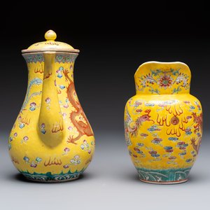 A Chinese famille rose yellow-ground 'Dragon' covered teapot, a milk jug and a 'Millefleurs' plate, Qianlong marks, Republic — 照片 5