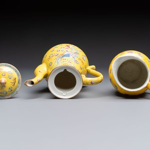 A Chinese famille rose yellow-ground 'Dragon' covered teapot, a milk jug and a 'Millefleurs' plate, Qianlong marks, Republic — 照片 6