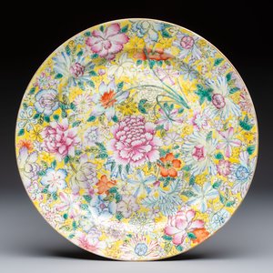 A Chinese famille rose yellow-ground 'Dragon' covered teapot, a milk jug and a 'Millefleurs' plate, Qianlong marks, Republic — 照片 8