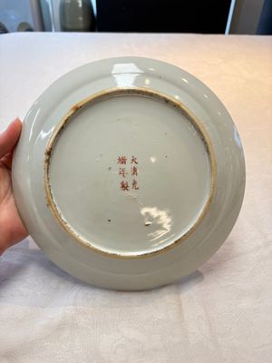 A Chinese famille rose yellow-ground 'dragon' plate and a 'lantern festival' plate, Guangxu marks and of the period — 照片 12