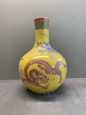A Chinese famille rose yellow-ground 'dragon' 'tianqiu ping' vase, 20th C. — 照片 1