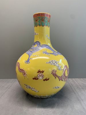 A Chinese famille rose yellow-ground 'dragon' 'tianqiu ping' vase, 20th C. — 照片 3