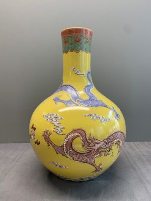 A Chinese famille rose yellow-ground 'dragon' 'tianqiu ping' vase, 20th C. — 照片 4