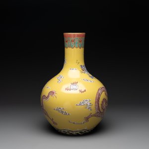A Chinese famille rose yellow-ground 'dragon' 'tianqiu ping' vase, 20th C. — 照片 4