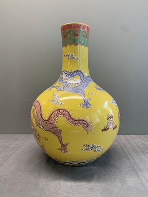 A Chinese famille rose yellow-ground 'dragon' 'tianqiuping' vase, 20th C. — photo 2