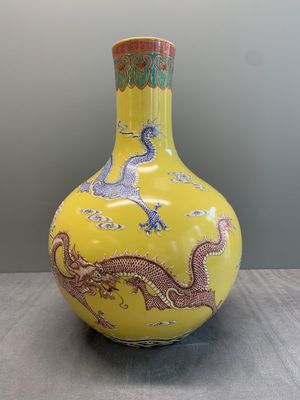 A Chinese famille rose yellow-ground 'dragon' 'tianqiuping' vase, 20th C. — photo 5