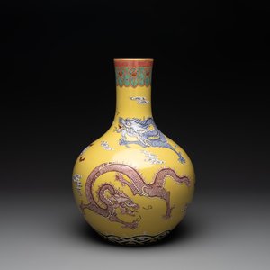 A Chinese famille rose yellow-ground 'dragon' 'tianqiuping' vase, 20th C. — photo 1