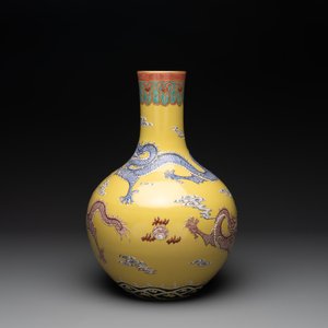 A Chinese famille rose yellow-ground 'dragon' 'tianqiuping' vase, 20th C. — photo 2