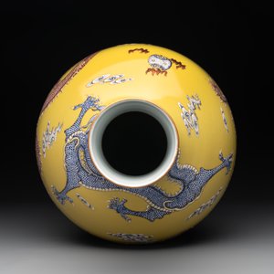 A Chinese famille rose yellow-ground 'dragon' 'tianqiuping' vase, 20th C. — photo 5