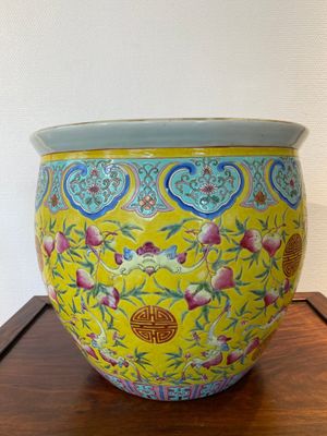 A Chinese famille rose yellow-ground fish bowl with bats and peaches, 19th C. — 照片 1