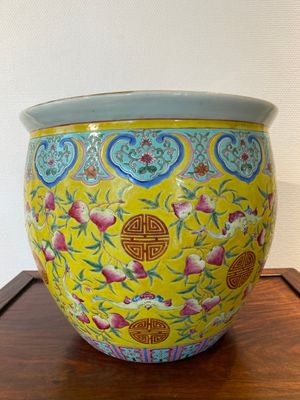 A Chinese famille rose yellow-ground fish bowl with bats and peaches, 19th C. — 照片 2