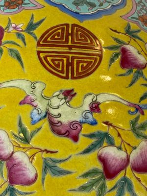 A Chinese famille rose yellow-ground fish bowl with bats and peaches, 19th C. — 照片 7