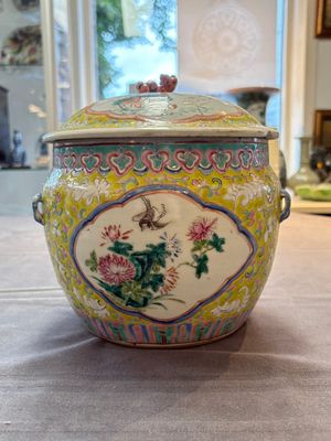 A Chinese famille rose yellow-ground 'kamcheng' bowl and cover for the Straits or Peranakan market, Guangxu mark and of the period — photo 1