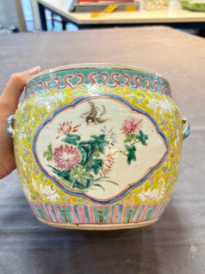 A Chinese famille rose yellow-ground 'kamcheng' bowl and cover for the Straits or Peranakan market, Guangxu mark and of the period — photo 2