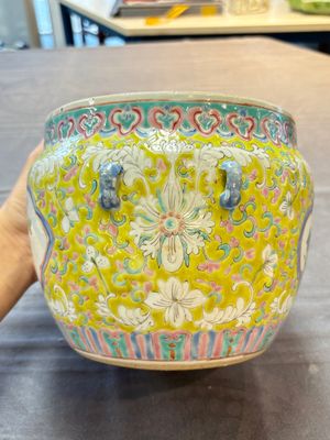 A Chinese famille rose yellow-ground 'kamcheng' bowl and cover for the Straits or Peranakan market, Guangxu mark and of the period — photo 3