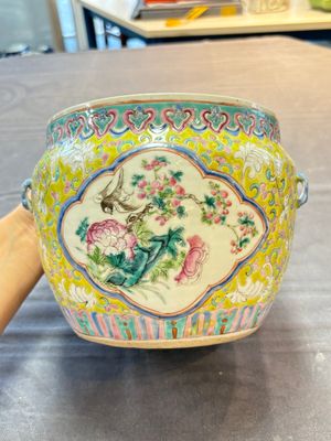 A Chinese famille rose yellow-ground 'kamcheng' bowl and cover for the Straits or Peranakan market, Guangxu mark and of the period — photo 4