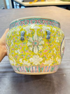 A Chinese famille rose yellow-ground 'kamcheng' bowl and cover for the Straits or Peranakan market, Guangxu mark and of the period — photo 5