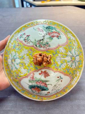 A Chinese famille rose yellow-ground 'kamcheng' bowl and cover for the Straits or Peranakan market, Guangxu mark and of the period — photo 9