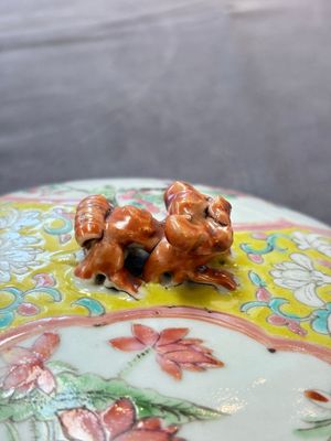 A Chinese famille rose yellow-ground 'kamcheng' bowl and cover for the Straits or Peranakan market, Guangxu mark and of the period — photo 10