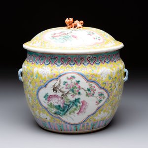 A Chinese famille rose yellow-ground 'kamcheng' bowl and cover for the Straits or Peranakan market, Guangxu mark and of the period — photo 1