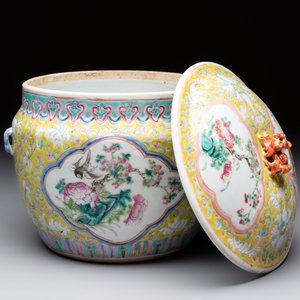 A Chinese famille rose yellow-ground 'kamcheng' bowl and cover for the Straits or Peranakan market, Guangxu mark and of the period — photo 2