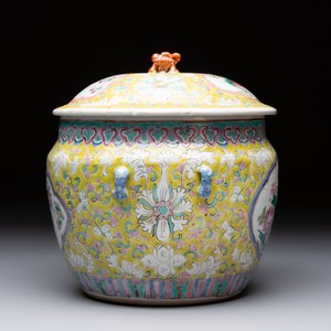 A Chinese famille rose yellow-ground 'kamcheng' bowl and cover for the Straits or Peranakan market, Guangxu mark and of the period — photo 4